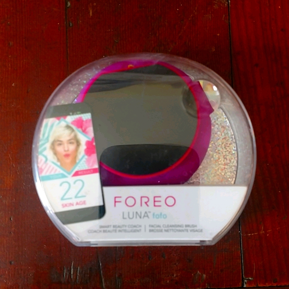 Facial cleansing brush